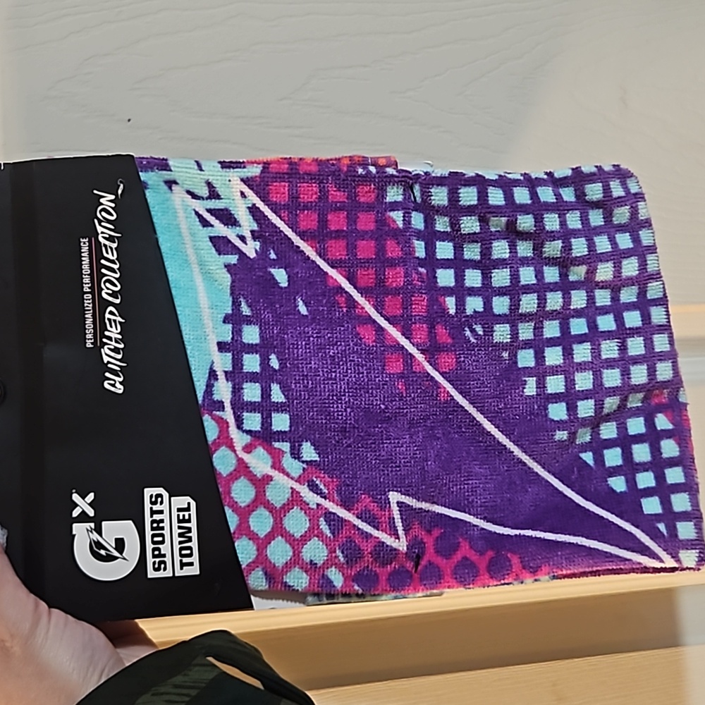 GATORADE GLITCHED COLLECTION SPORTS TOWEL: 16" X 25": NEW WITH TAGS